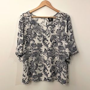 Adorable white top with navy paisley